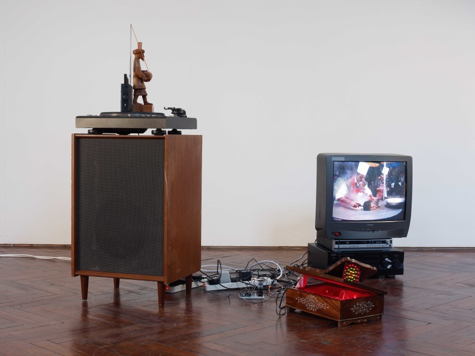 Haroon Mirza, Taka Tak, 2008, a work on display as part of the New Contemporaries 2008 exhibition. The work feautures a speaker and TV screen connected by tangled wires